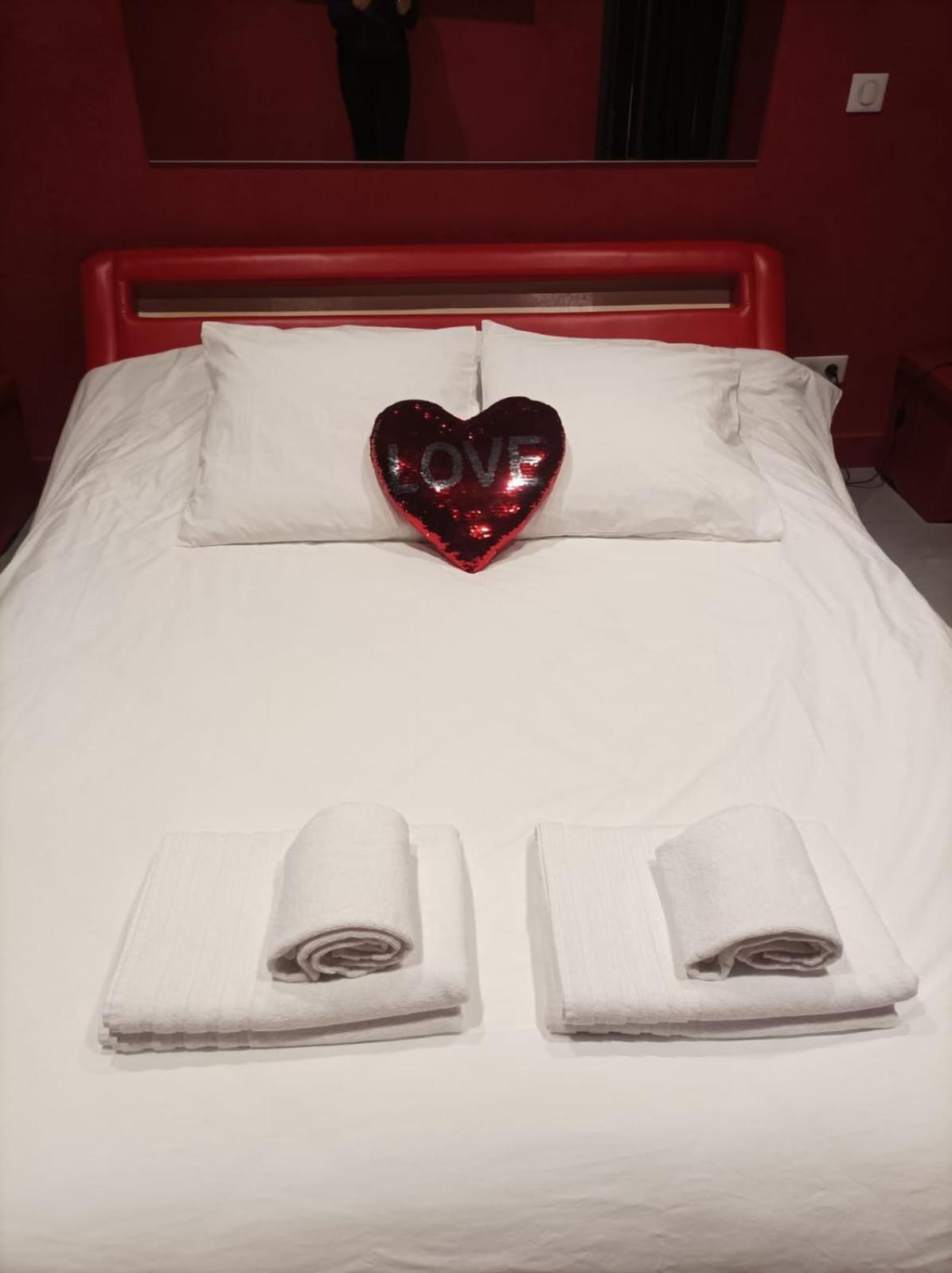 Appartement Balneo Et Sauna Prives The Red Room Mauguio Exteriör bild